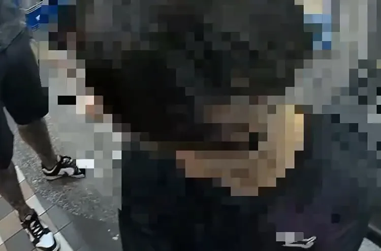 警方將蔡男上銬。翻攝畫面