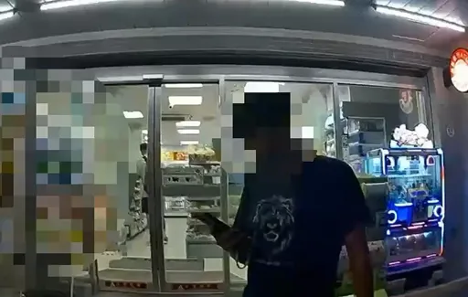 30歲男超商拿「奮起湖便當」沒付錢　店員追出逮人！警到場上銬帶回