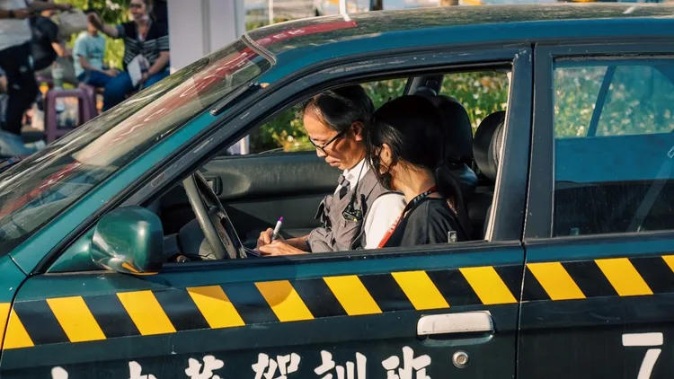 「汽車安駕挑戰營」內容涵蓋煞車、加速、彎道判讀與車輛動態控制等基礎駕駛訓練。主辦單位提供