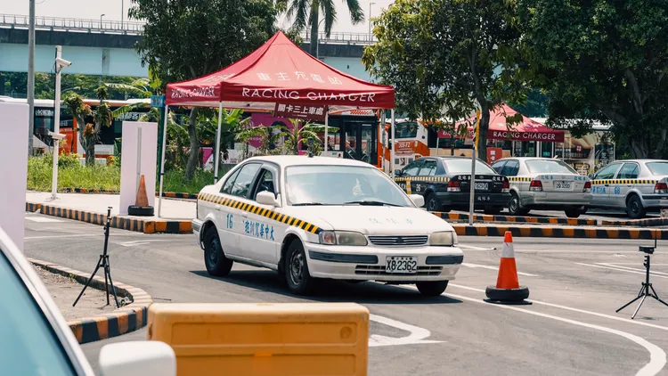每台訓練車皆配置教練隨車陪同，透過即時指導與反覆練習，協助學員建立正確駕駛邏輯。主辦單位提供