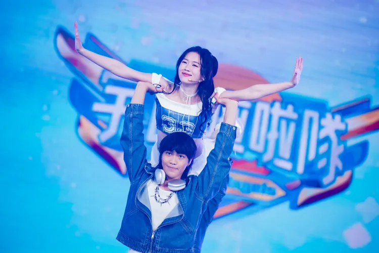 《宇宙啦啦隊》魚肉卯足全力，挑戰高難度舞蹈動作。緯來綜合提供