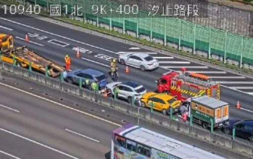 國1大塞車！上班尖峰期南北向接連事故　3人傷緊急送醫