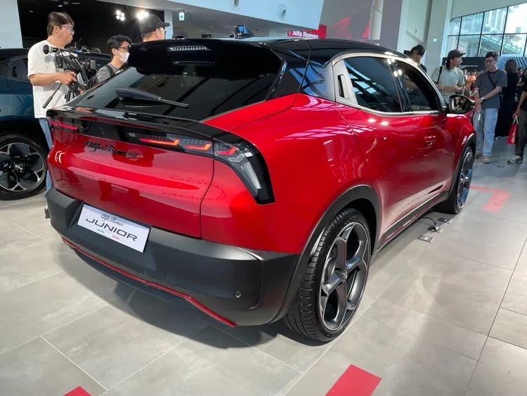 車尾導入源自Giulia TZ的Coda Tronca截尾式造型，搭配LED尾燈，強化空氣力學與賽道傳承意象。林浩昇攝