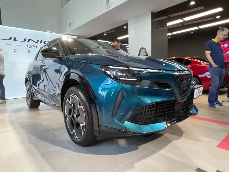 Alfa Romeo Junior以經典Scudetto盾形水箱護罩搭配「3+3」LED燈組設計，展現鮮明義式家族識別與運動張力。林浩昇攝