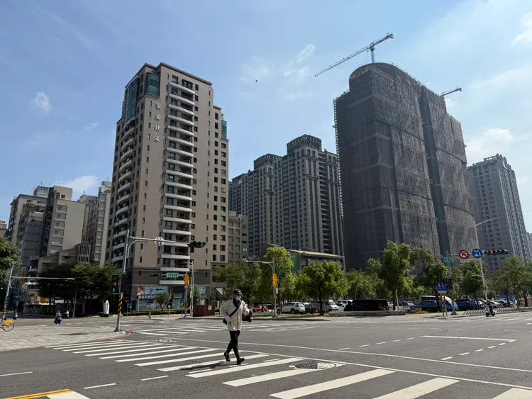 高雄6-8字頭房價必須具備特殊性，除景觀首排加上地段具備稀缺，才能創價銷售。葉家銘攝