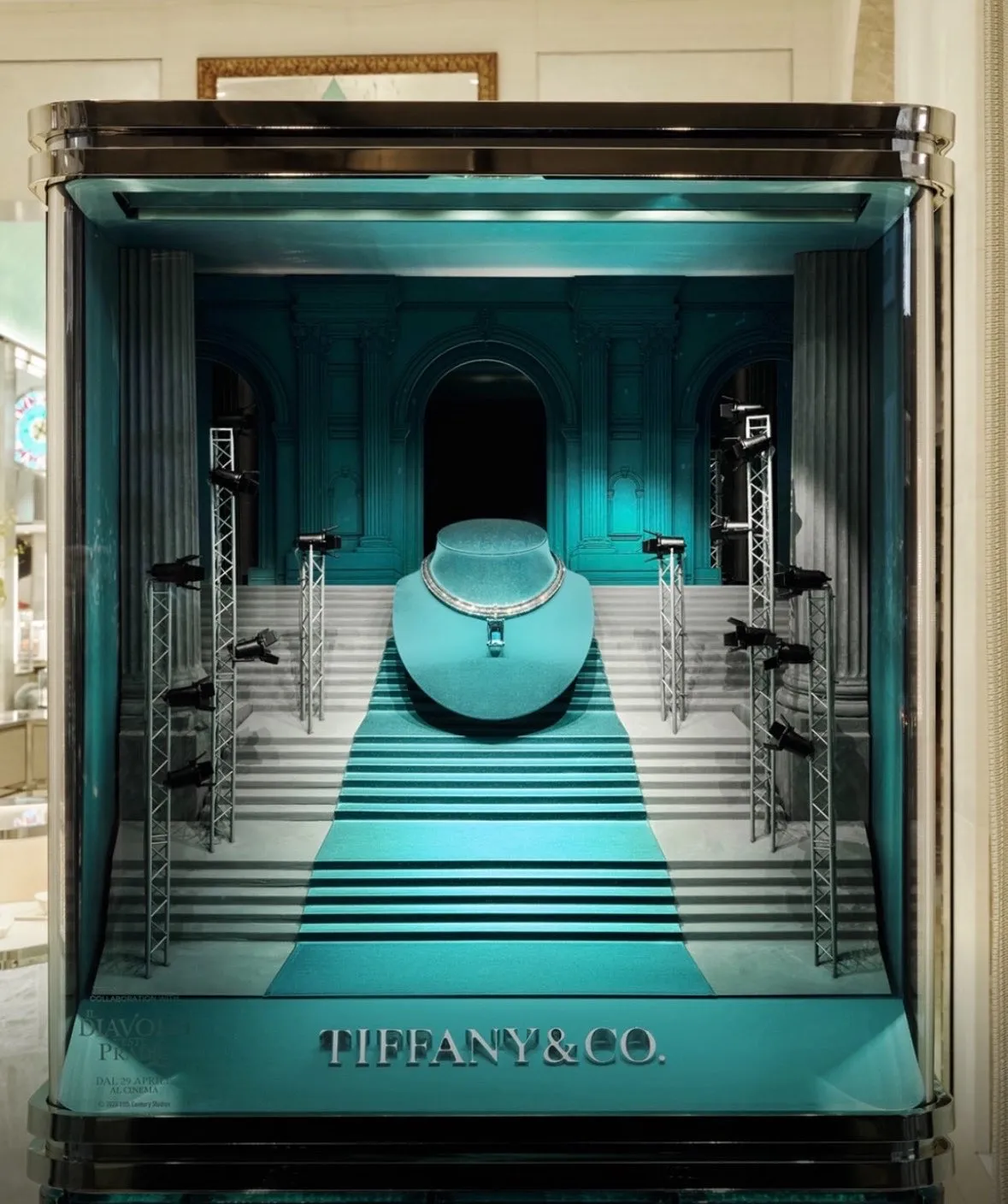 《穿著Prada的惡魔2》沉浸式櫥窗裝置於Tiffany & Co.米蘭蒙特拿破崙大街旗艦店外。品牌提供