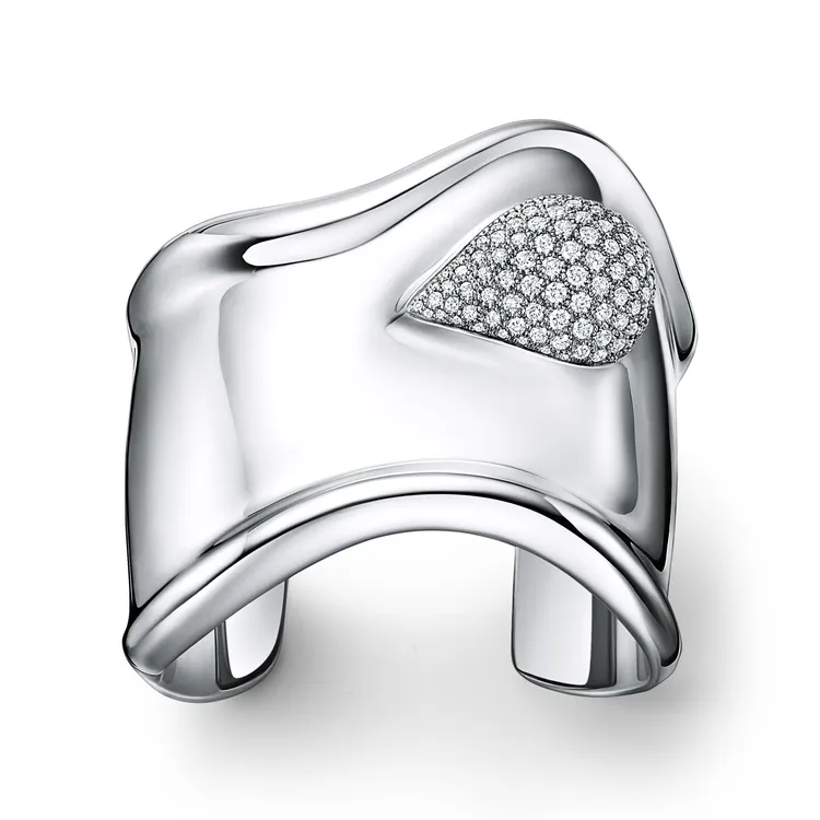 Tiffany Elsa Peretti系列Bone Cuff鉑金鑽石手環，鉑金鋪鑲鑽石，中型款(右手)。品牌提供