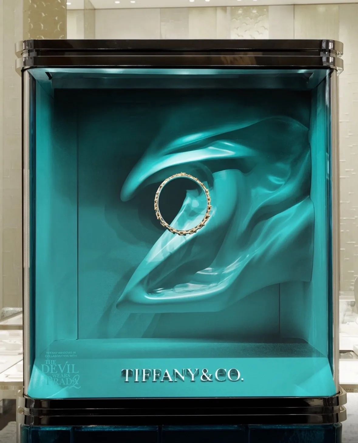 《穿著Prada的惡魔2》沉浸式櫥窗裝置於Tiffany & Co.米蘭蒙特拿破崙大街旗艦店外。品牌提供