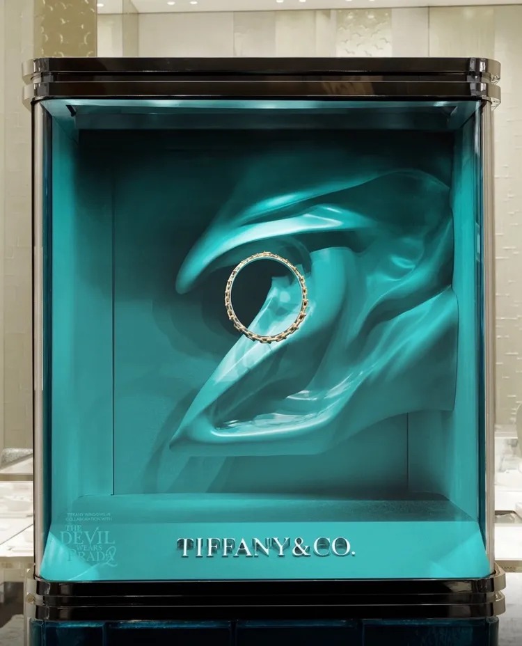 《穿著Prada的惡魔2》沉浸式櫥窗裝置於Tiffany & Co.米蘭蒙特拿破崙大街旗艦店外。品牌提供