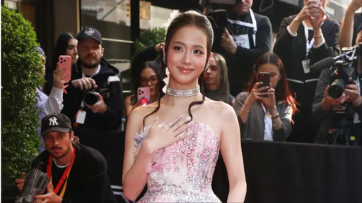 Met Gala｜Jisoo首登紅毯！Dior小公主化身粉嫩水鑽仙子太美