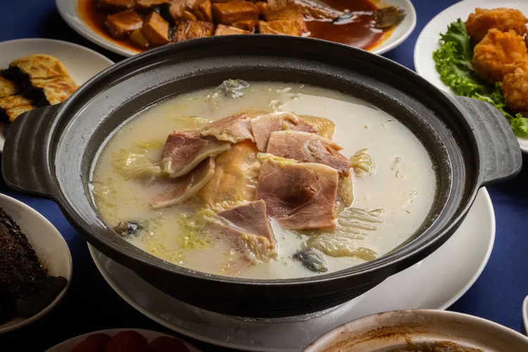 明星菜「火腿貴妃雞湯」香醇美味，肉質軟嫩不柴。薺元小館提供