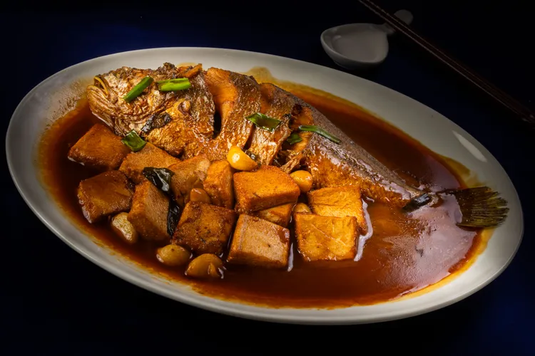 「紅燒黃魚豆腐」小火煨煮鎖住肉質嫩度。薺元小館提供