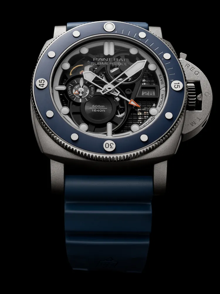 沛納海Submersible GMT 兩地時間腕錶 PAM01495，47mm，5級鈦金屬DMLS噴砂錶殼，鏤空結構錶盤，藍色橡膠錶帶，P.4001/S自動上鍊機械機芯，動力儲存72小時，防水深度約500米，151萬3000元。品牌提供
