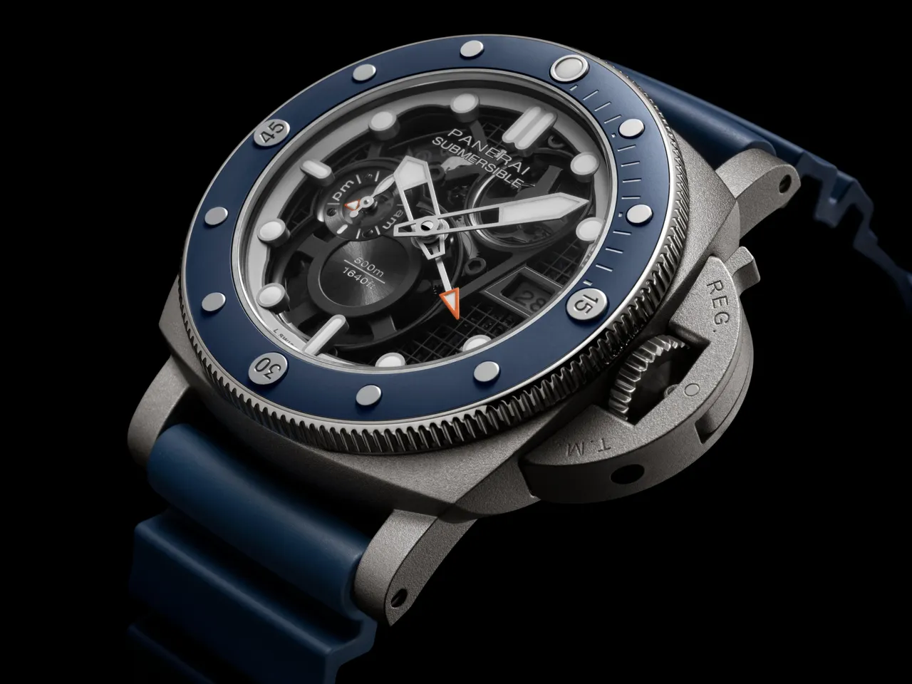 沛納海Submersible GMT 兩地時間腕錶 PAM01495，47mm，5級鈦金屬DMLS噴砂錶殼，鏤空結構錶盤，藍色橡膠錶帶，P.4001/S自動上鍊機械機芯，動力儲存72小時，防水深度約500米，151萬3000元。品牌提供
