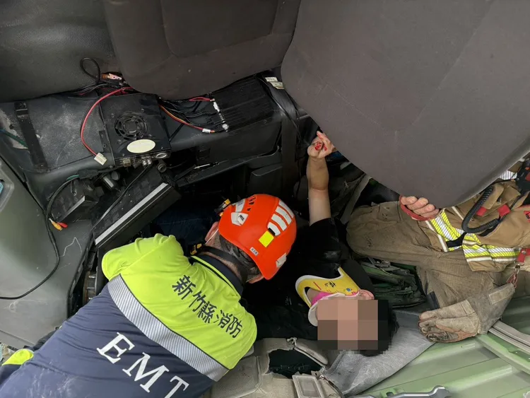 消防人員救出受困人員。新竹縣消防局提供
