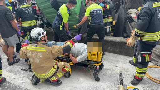 疑轉彎車速過快！　台68竹東段匝道口砂石車翻覆釀2傷