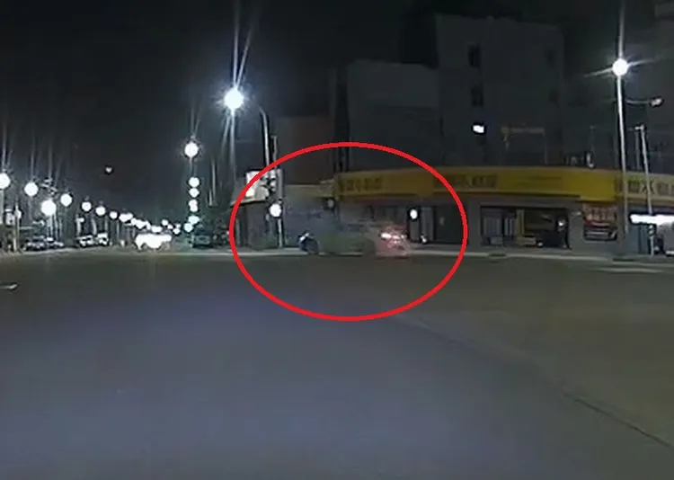 BMW轎車在路口甩尾燒胎，把在現場停等紅燈的用路人嚇了一跳。Threads/chu_1019__提供