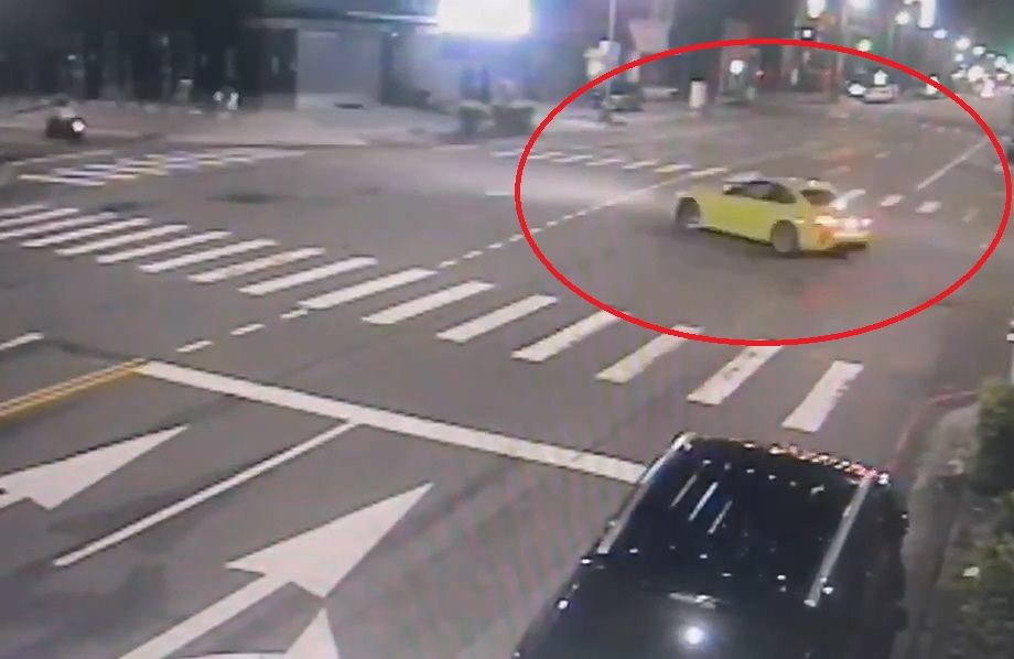 BMW路口「急轉3圈」甩尾燒胎 用路人驚呆:台中等紅燈真好玩