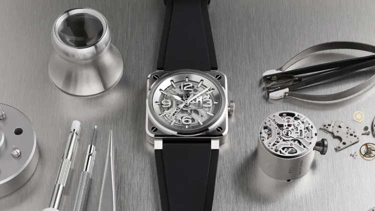 Bell & Ross BR-03 Skeleton Steel，41mm，緞面打磨及拋光不鏽鋼錶殼，鏤空透明夾板錶盤，黑色橡膠與超強韌黑色合成織布錶帶，BR-CAL.328自動機械機芯，動力儲存54小時，防水深度100米，18萬5000元。品牌提供