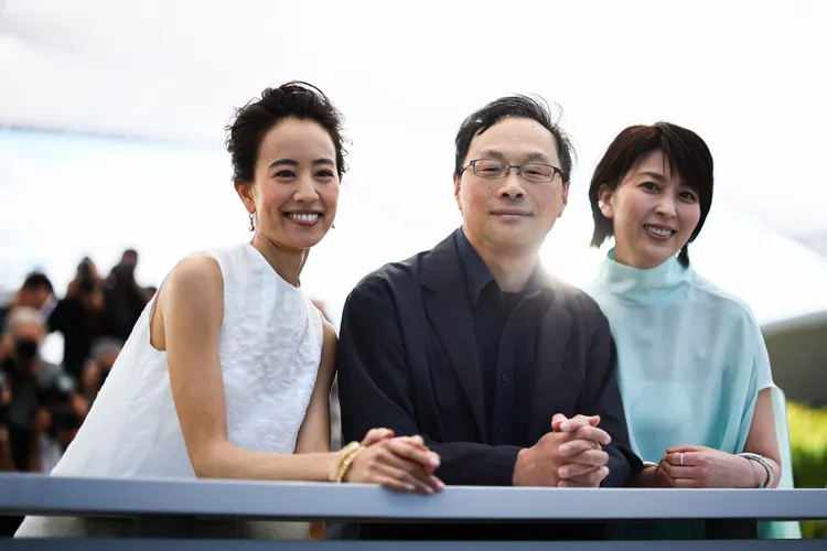石橋靜河（左起）、導演深田晃司和松隆子。路透