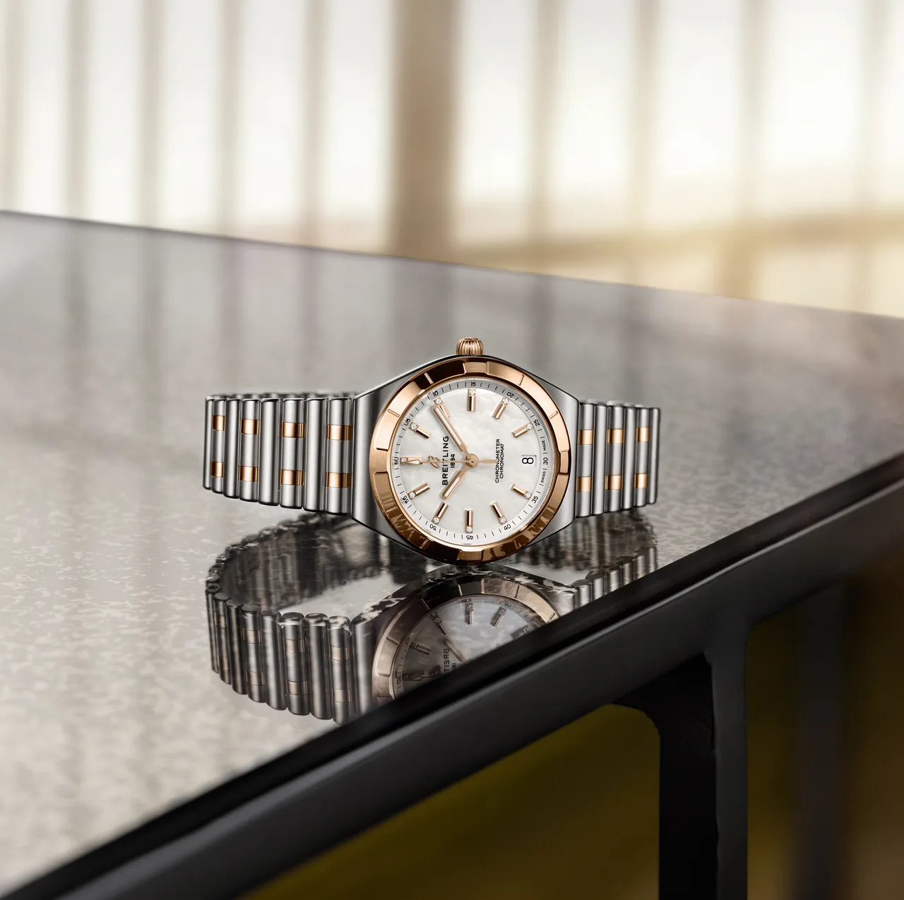 百年靈CHRONOMAT AUTOMATIC 36自動腕錶，精鋼和18K紅金錶殼，白色珍珠母貝錶盤，精鋼與18K紅金Rouleaux錶鍊，百年靈B10型機芯，動力儲存42小時，防水深度100米，34萬5000元。品牌提供