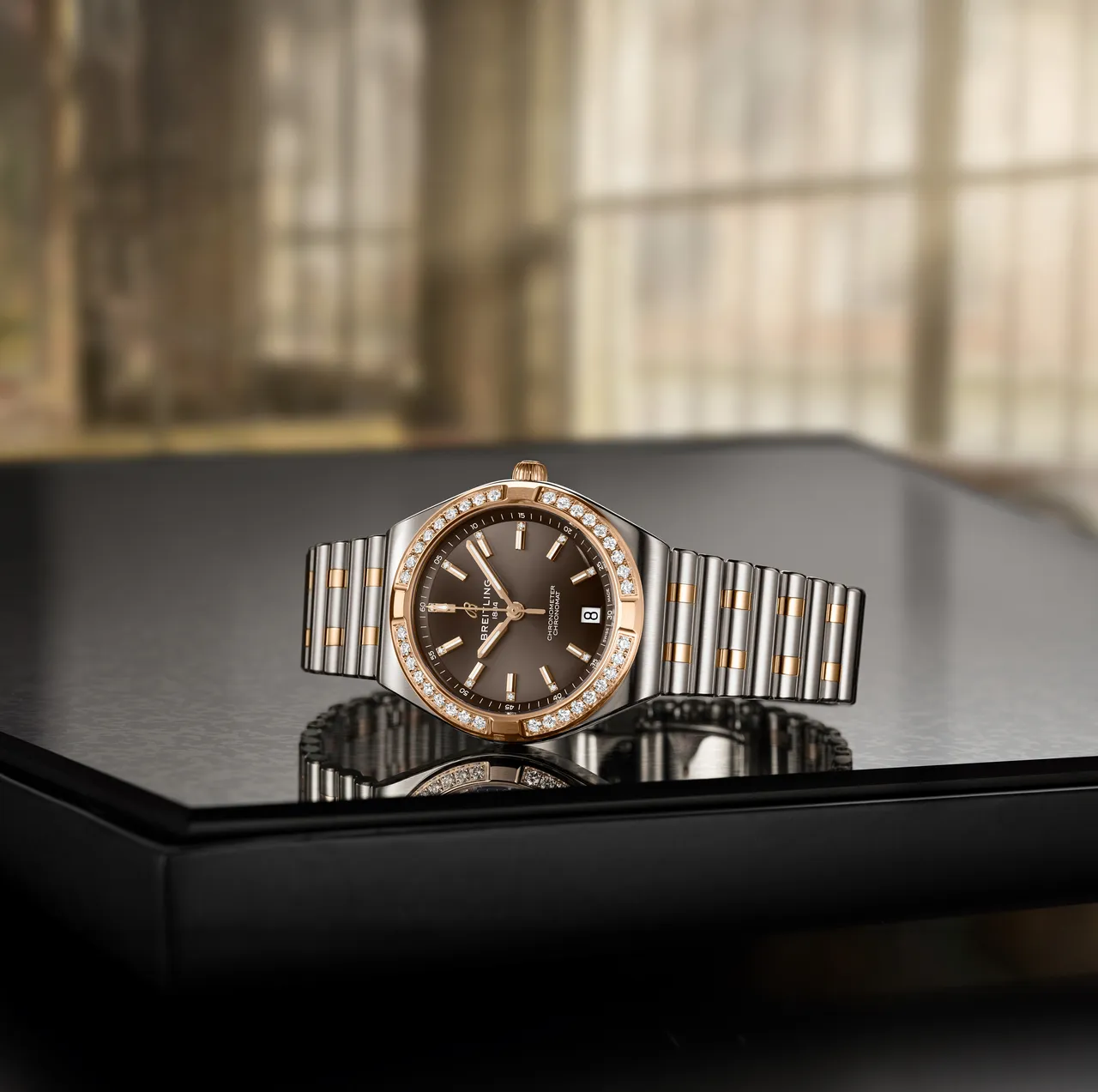 百年靈CHRONOMAT AUTOMATIC 36自動腕錶，精鋼和18K紅金錶殼，棕色錶盤搭配實驗室培育鑽石綴飾，搭配實驗室培育鑽石綴飾，百年靈B10型機芯，動力儲存42小時，防水深度100米，41萬8000元。品牌提供