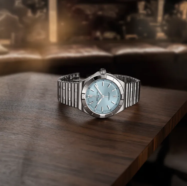 百年靈CHRONOMAT B31 AUTOMATIC 40自動腕錶，精鋼和鉑金錶殼，冰藍錶盤，黑色Rouleaux風格橡膠錶帶或精鋼Rouleaux錶鍊，百年靈B31型自製機芯，動力儲存78小時，防水深度200米，膠帶款25萬8000元、鍊帶款26萬7000元。品牌提供