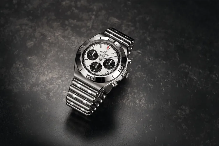 百年靈CHRONOMAT B01 42計時腕錶，精鋼錶殼，白色、藍色或綠色搭配黑色計時盤，黑色、綠色或綠色Rouleaux風格橡膠錶帶或精鋼Rouleaux錶鍊，百年靈B01型自製機芯，動力儲存70小時，防水深度200米，膠帶款26萬3000元、鍊帶款28萬元。品牌提供