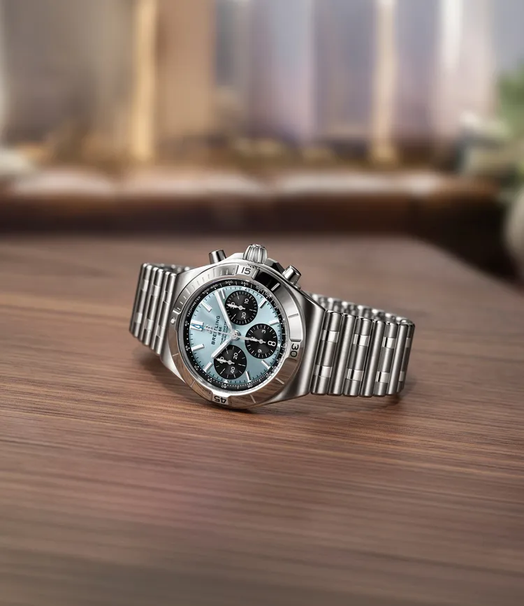 百年靈CHRONOMAT B01 42計時腕錶，精鋼和鉑金錶殼，冰藍色錶盤配黑色計時盤，黑色Rouleaux風格橡膠錶帶或鉑金Rouleaux錶鍊，百年靈B01型自製機芯，動力儲存70小時，防水深度200米，膠帶款35萬4000元、鍊帶款37萬1000元。品牌提供