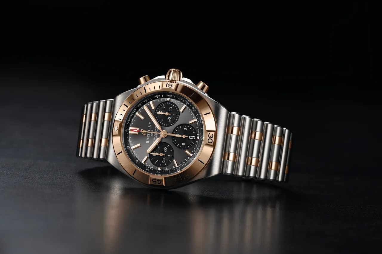 百年靈CHRONOMAT B01 42計時腕錶，精鋼錶殼，煤灰色搭配黑色計時盤，黑色Rouleaux風格橡膠錶帶或精鋼與18K紅金Rouleaux錶鍊，百年靈B01型自製機芯，動力儲存70小時，防水深度200米，膠帶款34萬5000元、鍊帶款43萬2000元。品牌提供
