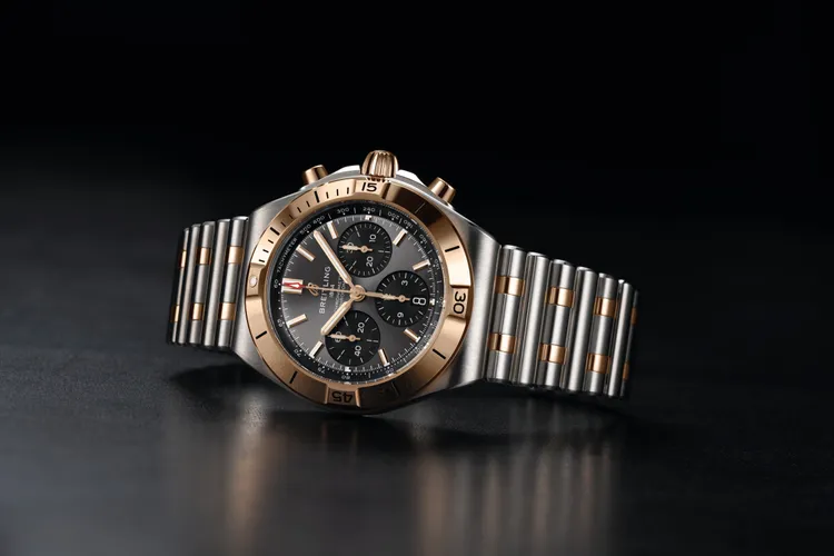百年靈CHRONOMAT B01 42計時腕錶，精鋼錶殼，煤灰色搭配黑色計時盤，黑色Rouleaux風格橡膠錶帶或精鋼與18K紅金Rouleaux錶鍊，百年靈B01型自製機芯，動力儲存70小時，防水深度200米，膠帶款34萬5000元、鍊帶款43萬2000元。品牌提供