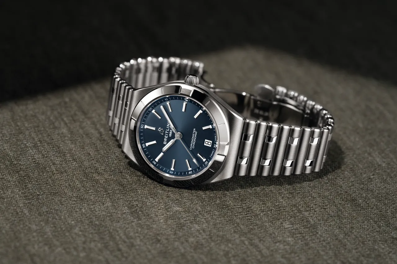 百年靈CHRONOMAT AUTOMATIC 36自動腕錶，精鋼錶殼，藍色錶盤，精鋼Rouleaux錶鍊，百年靈B10型機芯，動力儲存42小時，防水深度100米，16萬9000元。品牌提供