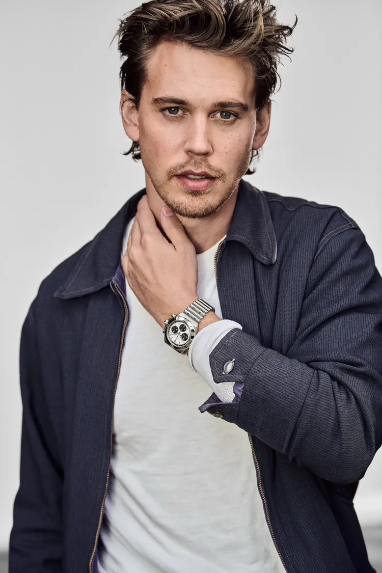 百年靈品牌大使Austin Butler佩戴Chronomat B01 42毫米精鋼白色錶盤計時腕錶。品牌提供