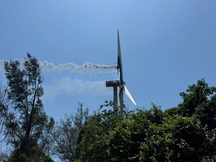 雲林縣麥寮鄉的1支風力發電機，31日12點半突然起火燃燒，目前已無持續延燒狀況。翻攝畫面