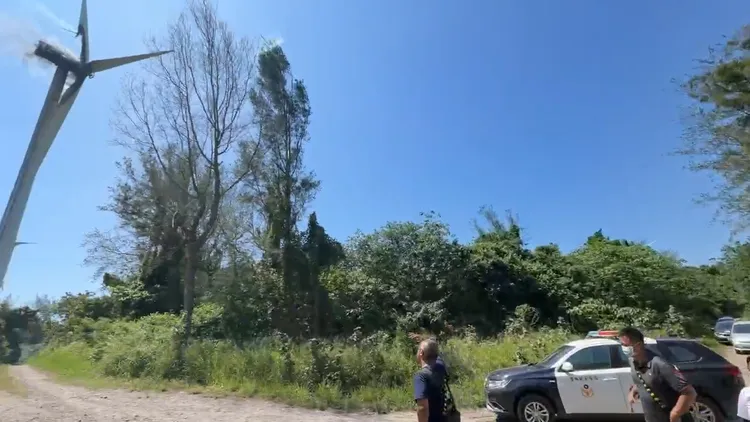 雲林縣消防局出動3車6人前往，但因高度太高，只能在地面戒備。翻攝畫面