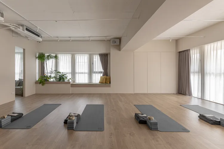 2樓「身心平衡教室」讓人步調放緩，回歸身心靈的平靜。Anjali Café & Yoga提供
