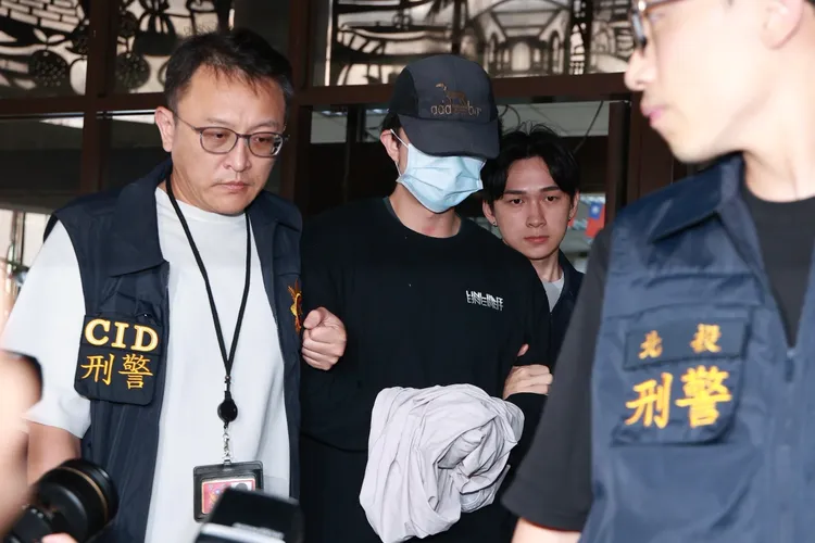 孫安佐昨被上銬模樣。彭欣偉攝
