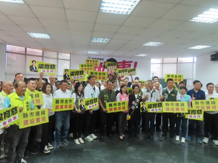 各界代表與梁育慈共同呼喊口號，「屏東市，要做事；梁育慈，來做事！」翻攝畫面