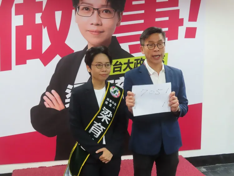 立委鍾佳濱力薦梁育慈，表示她捨棄議員選市長，展現破釜沉舟的決心。翻攝畫面
