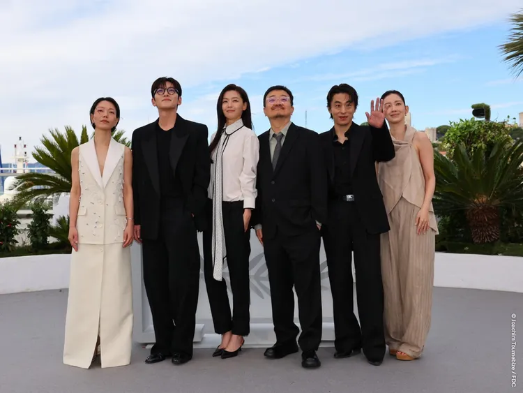 金新綠（左起）、池昌旭、全智賢、導演延尚昊、具教煥、申鉉彬在坎城世界首映前，現身photocall拍照。翻攝坎城影展IG