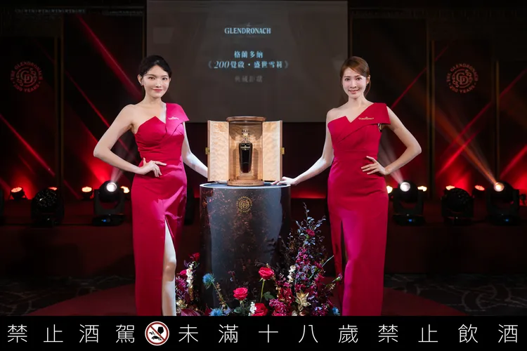 由大師 John Galvin 精心設計，每一座酒櫃皆耗時約 80 小時、手工組裝 148 個獨立零件而成。業者提供
