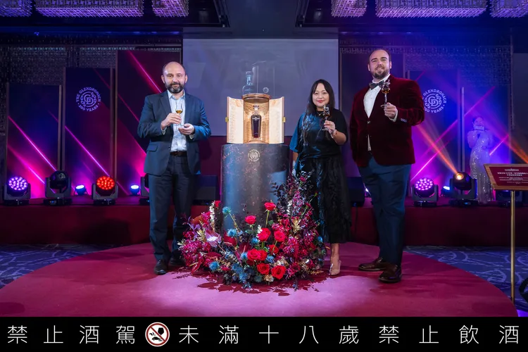 （左起）大中華區暨蒙古區總經理 Azat Gilmutdinov、大中華區暨蒙古區行銷經理Silvia、亞洲區品牌大使 Stuart Fear。業者提供
