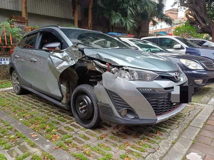 陳男駕駛的車輛左前輪因撞擊力道過大已爆胎，不顧危險繼續開。翻攝畫面