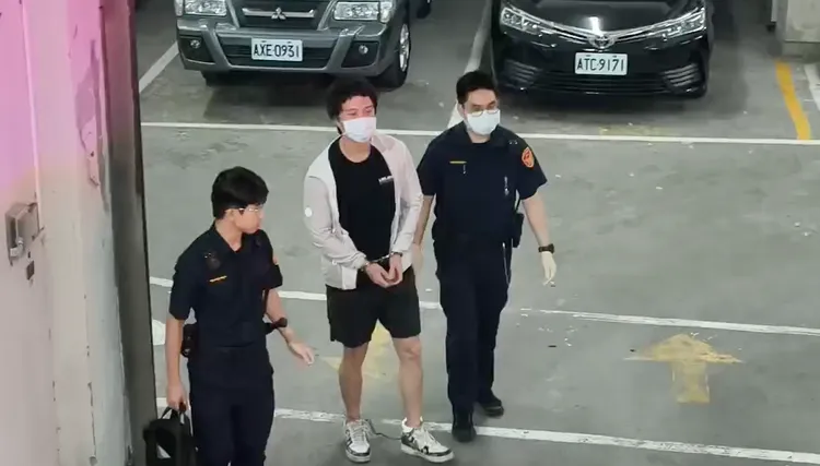 孫安佐自製噴火槍、搜出改裝槍　遭裁羈押禁見...「手銬腳鐐」離開法院
