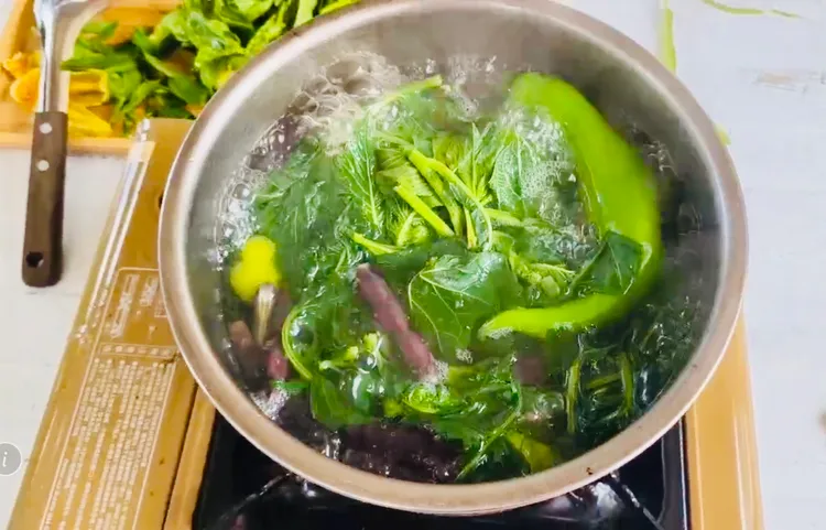 一碗「很慢」的野菜湯。原民局提供