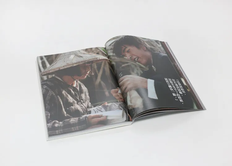 《大濛》紀念套書多張跨頁劇照的人物臉部及重點部分被書脊遮住，影響閱讀體驗。翻攝自「新經典文化」臉書