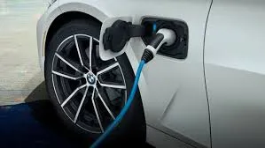 BMW近年持續擴張PHEV產品陣容，包括5 Series、X5與XM等車系皆提供插電式油電版本，作為品牌電動化轉型的重要過渡動力布局。BMW原廠照片