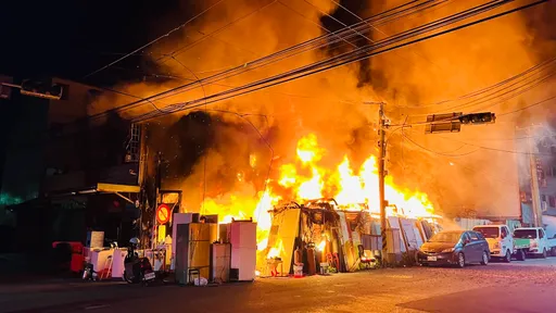 新竹回收場凌晨大火還傳出爆炸聲　43名消防人員搶救中