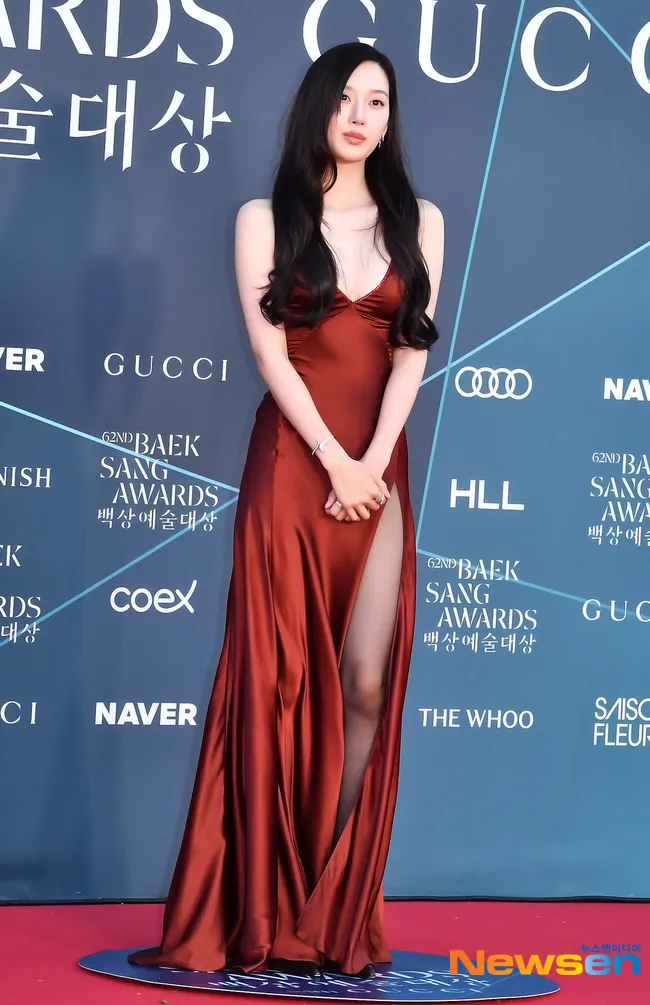 文佳煐大方開深V、高衩，美腿、美背全都露。翻攝Newsen