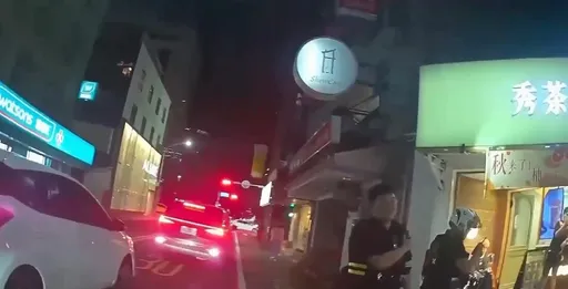 老婦不滿「家被大燈照射」　人肉擋車坐路中至少罰500